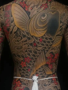 满背日式彩色大鲤鱼纹身图案