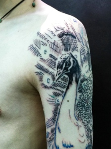 天生爱漂亮的花臂孔雀纹身刺青