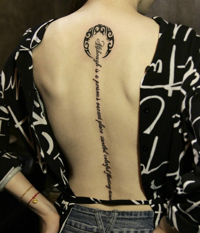 点击大图看下一张：个性女生脊椎部时尚英文纹身刺秦