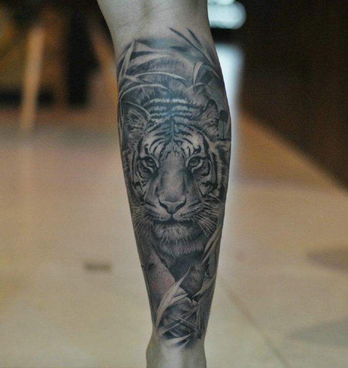 点击大图看下一张：包小腿黑白老虎头像纹身刺青可怕
