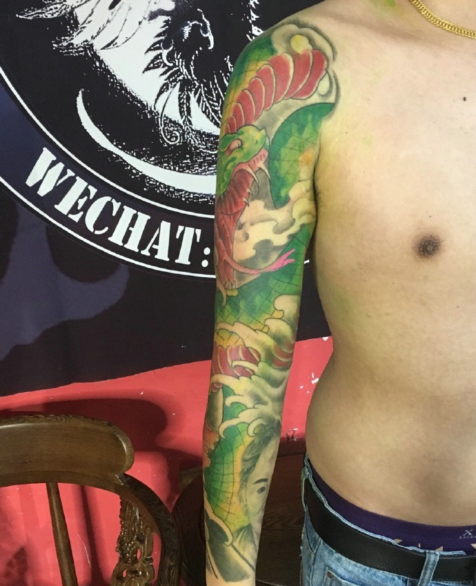 点击大图看下一张：胆量十足的男士花臂青蛇纹身刺青