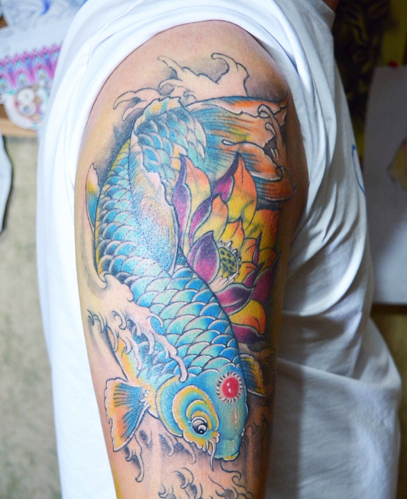 点击大图看下一张：大臂蓝色鲤鱼纹身图片闪闪发亮