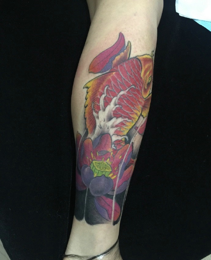 点击大图看下一张：腿部红色鲤鱼纹身刺青满满自信