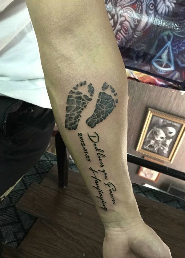 点击大图看下一张：脚印英文单词手臂单词纹身刺青