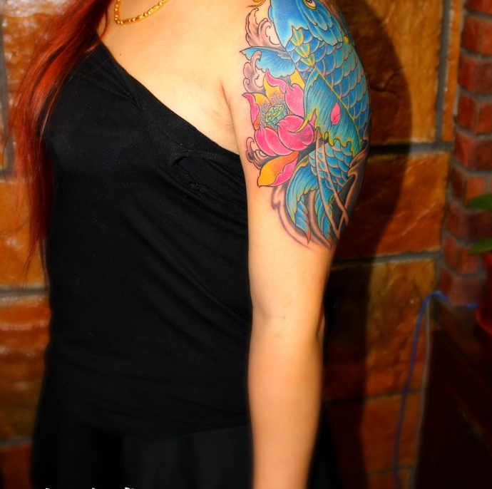 点击大图看下一张：个性女生手臂蓝色小鲤鱼纹身刺青
