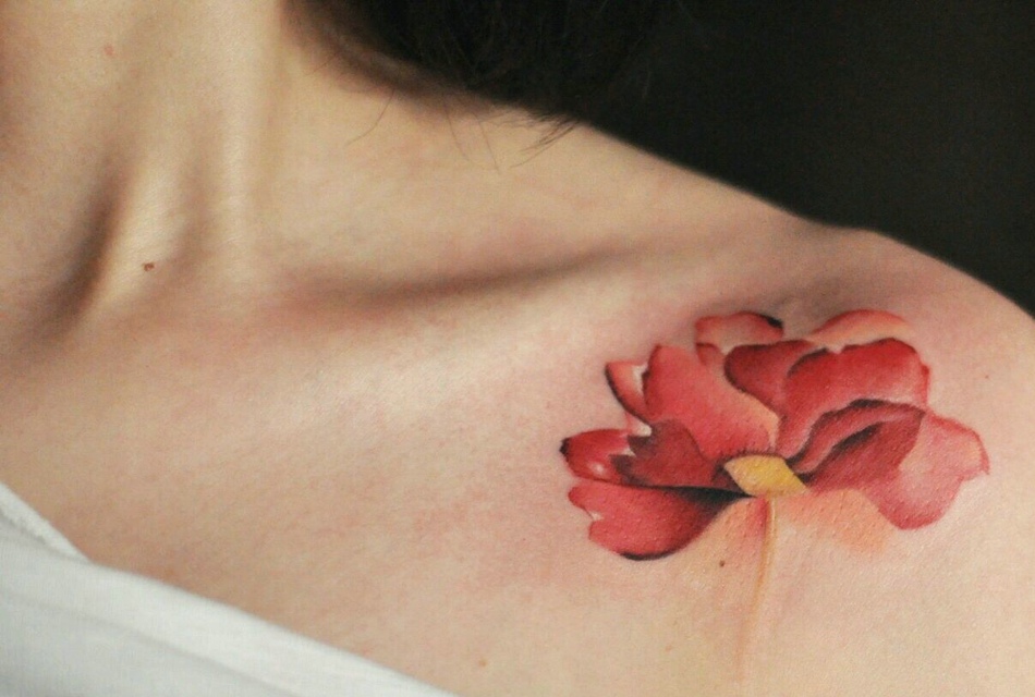 点击大图看下一张：性感女神锁骨下一朵水彩花朵纹身刺青