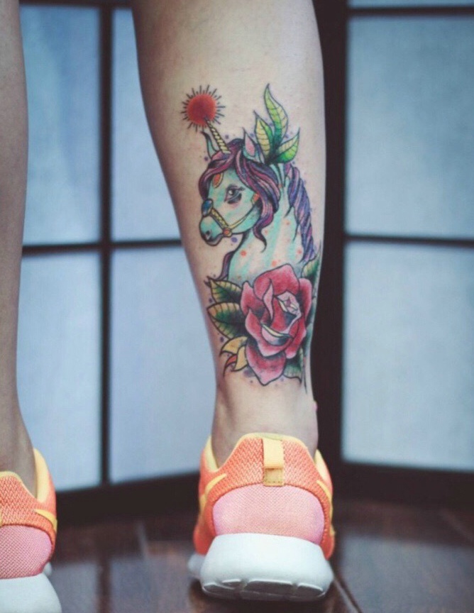 点击大图看下一张：小腿部小骏马与花朵一起的纹身图片
