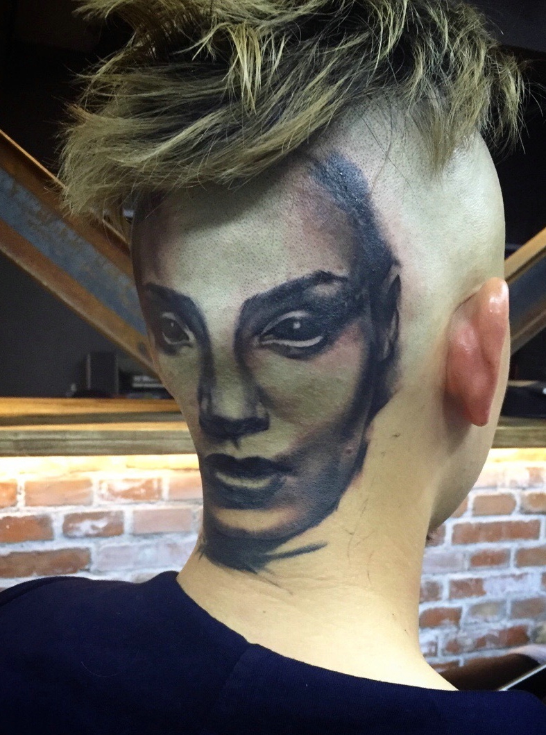 点击大图看下一张：个性男士后脑勺欧美女生肖像纹身图片
