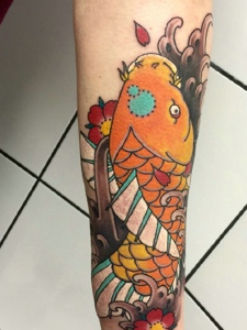 手臂非常漂亮的红鲤鱼纹身刺青