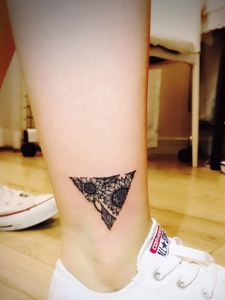 裸脚上的个性几何三角形纹身图案