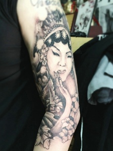 手臂老传统精致黑白花旦纹身刺青