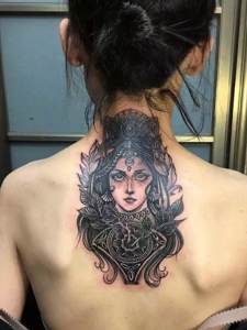 女生脖子后面的另类女神纹身刺青