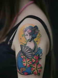 大臂精致漂亮的彩色花妓纹身刺青