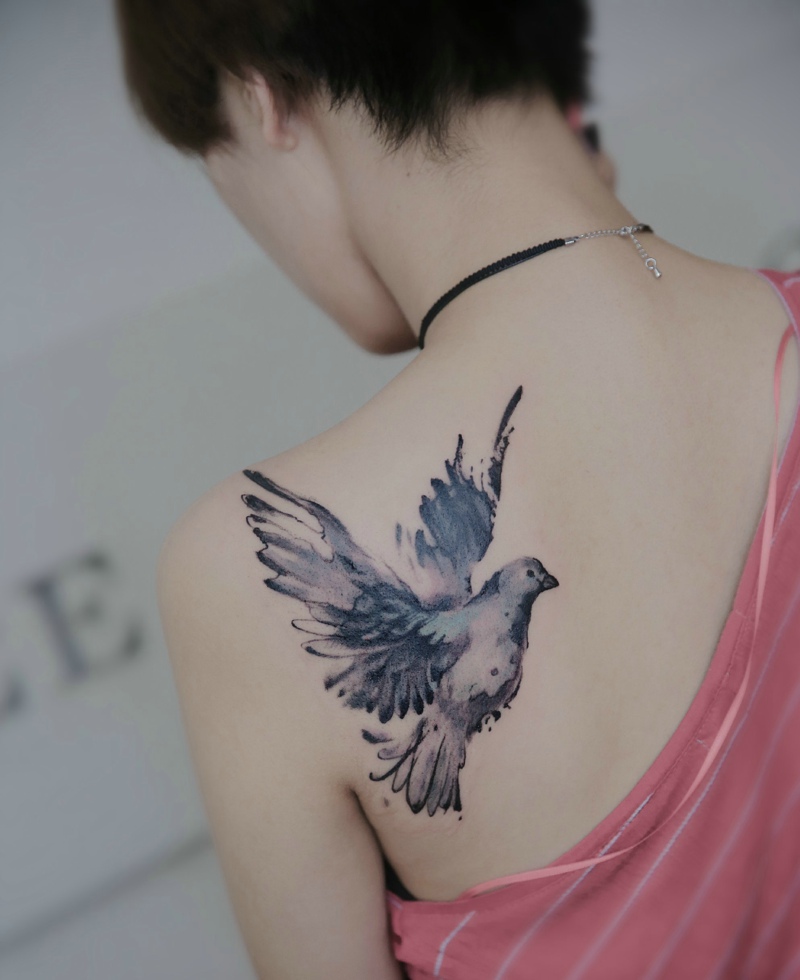 点击大图看下一张：短发女生后背一只小燕子纹身刺青