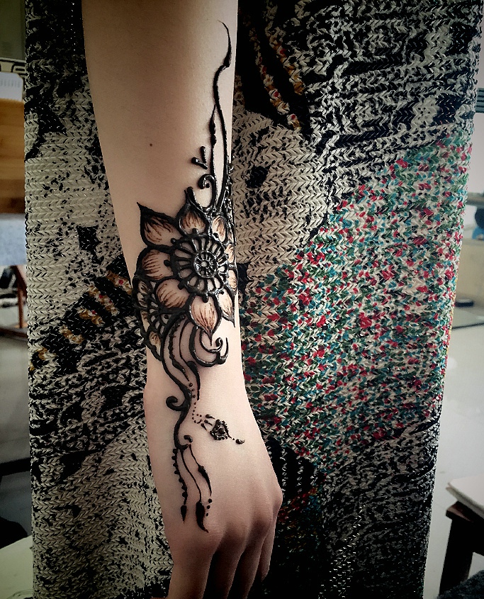 点击大图看下一张：适合女生的手臂时尚海娜纹身刺青
