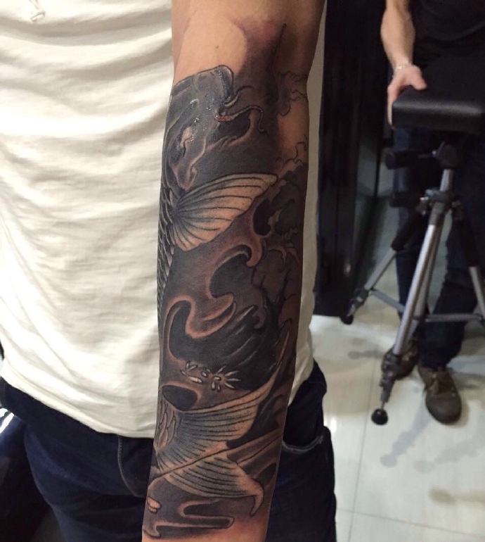 点击大图看下一张：包手臂黑白鲤鱼纹身刺青自信满满