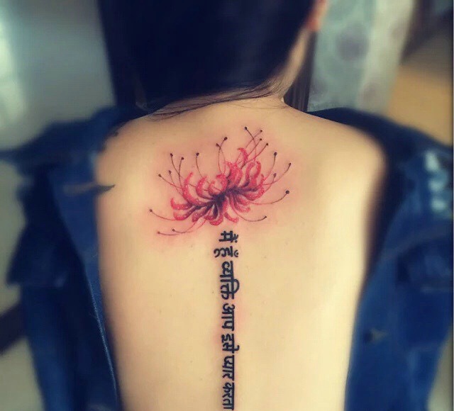 点击大图看下一张：脊椎部梵文与花朵的时尚纹身刺青