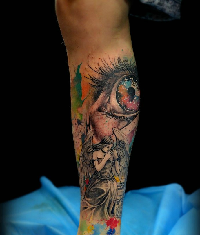 点击大图看下一张：天使与眼球的彩色腿部纹身刺青