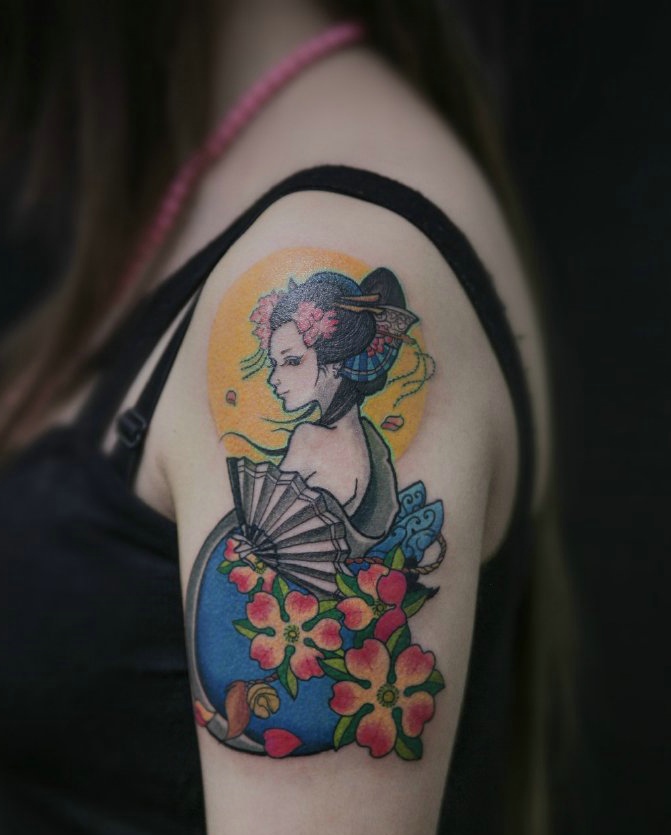 点击大图看下一张：大臂精致漂亮的彩色花妓纹身刺青