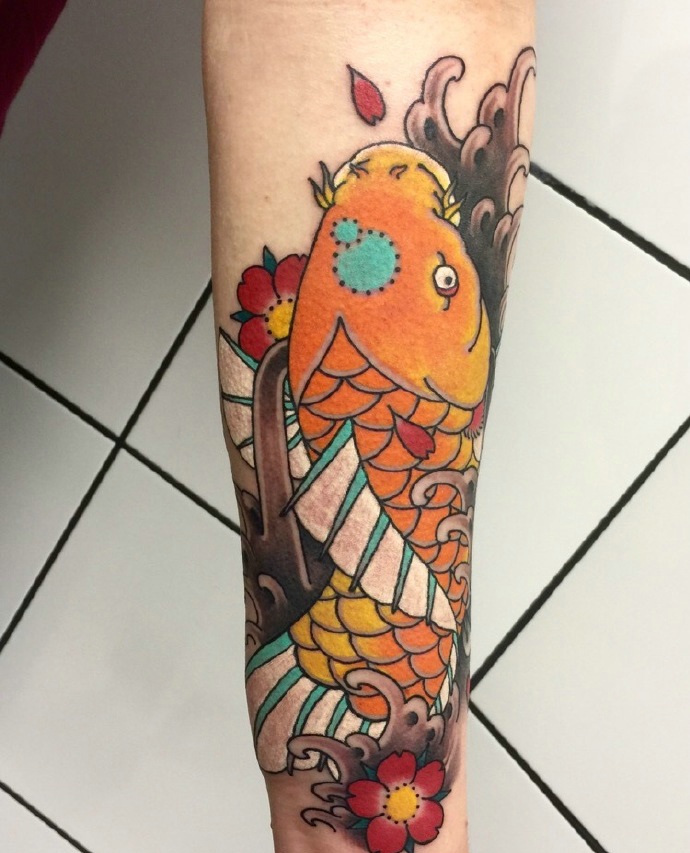 点击大图看下一张：手臂非常漂亮的红鲤鱼纹身刺青