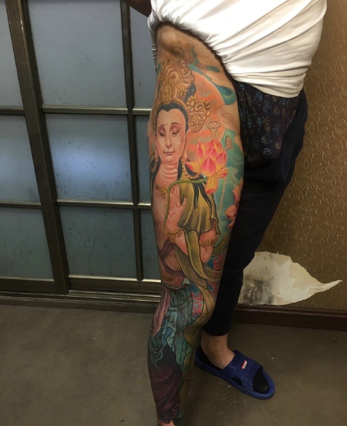 点击大图看下一张：臀部到腿部的彩色女观音纹身刺青