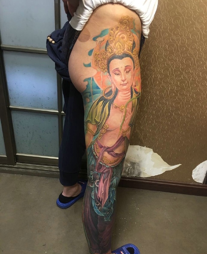 点击大图看下一张：臀部到腿部的彩色女观音纹身刺青