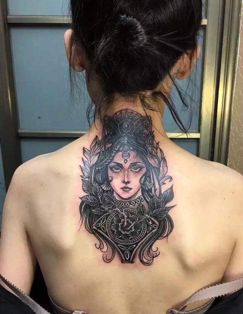 点击大图看下一张：女生脖子后面的另类女神纹身刺青