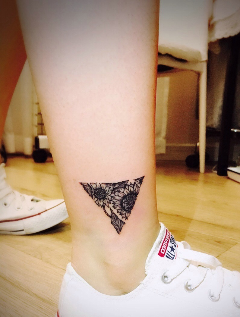 点击大图看下一张：裸脚上的个性几何三角形纹身图案