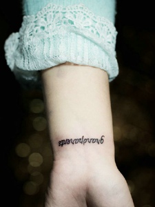 女子手腕上的小清新英文单词纹身刺青