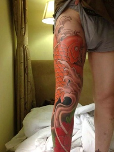 遮盖整个腿部的红色大鲤鱼纹身图案