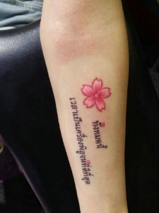 小清新花朵与梵文的手臂纹身刺青