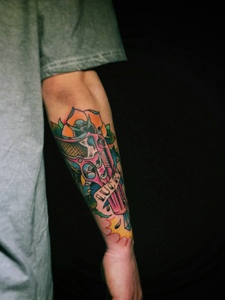 小臂彩色水枪与花朵一起的纹身图片