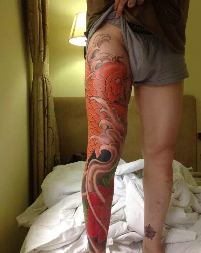 点击大图看下一张：遮盖整个腿部的红色大鲤鱼纹身图案