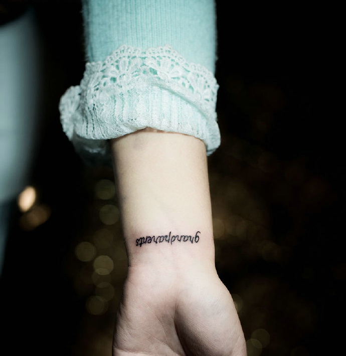 点击大图看下一张：女子手腕上的小清新英文单词纹身刺青