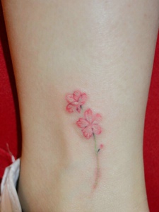 皙白裸脚上的唯美小花朵纹身刺青