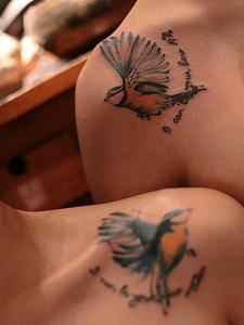 一对情侣锁骨下的小燕子纹身刺青