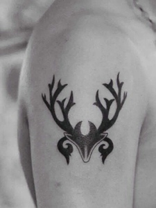 简单不脱俗的手臂鹿头纹身刺青