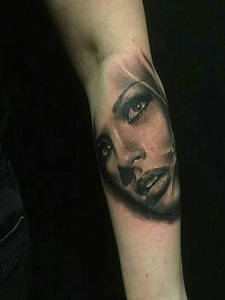 手臂一枚欧美女性肖像纹身刺青