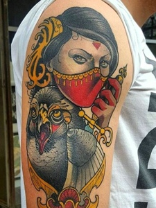 女郎与鹰的大臂彩色纹身图案