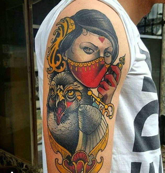 点击大图看下一张:女郎与鹰的大臂彩色纹身图案