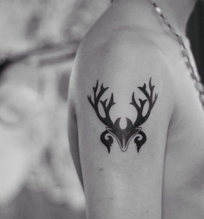点击大图看下一张：简单不脱俗的手臂鹿头纹身刺青