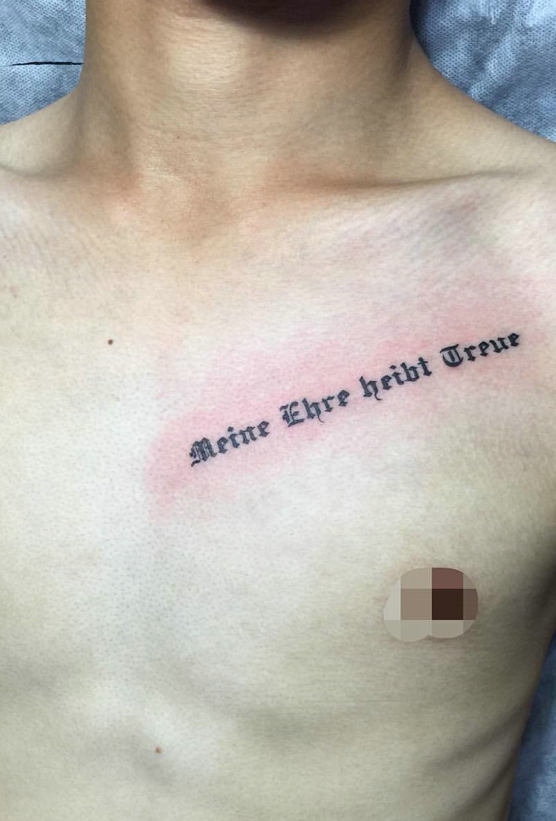 点击大图看下一张：男士胸口倾斜的个性英文纹身刺青