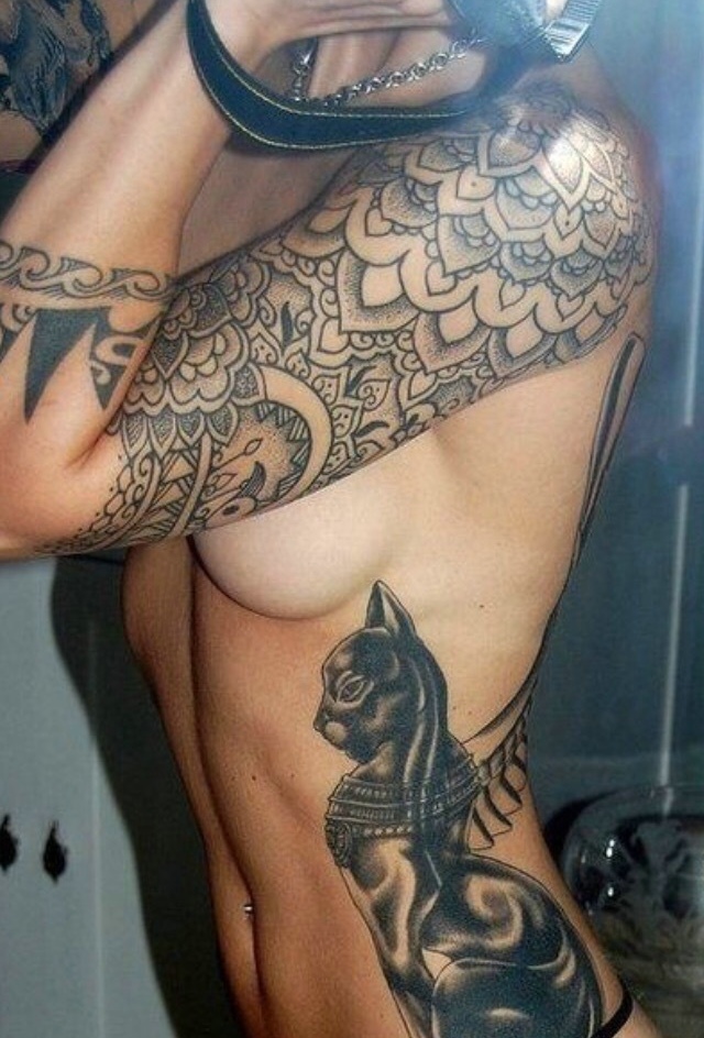 点击大图看下一张：火辣辣的性感美女满身纹身刺青