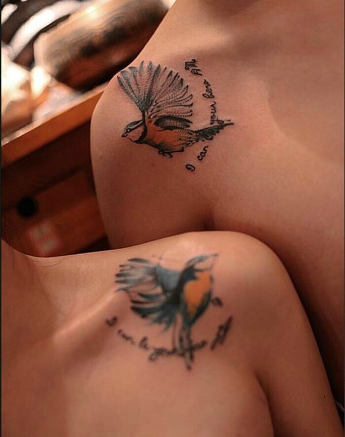点击大图看下一张：一对情侣锁骨下的小燕子纹身刺青