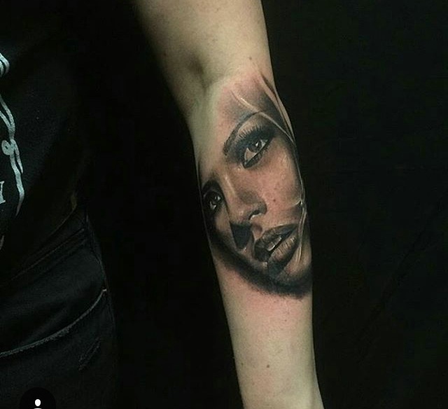 点击大图看下一张：手臂一枚欧美女性肖像纹身刺青