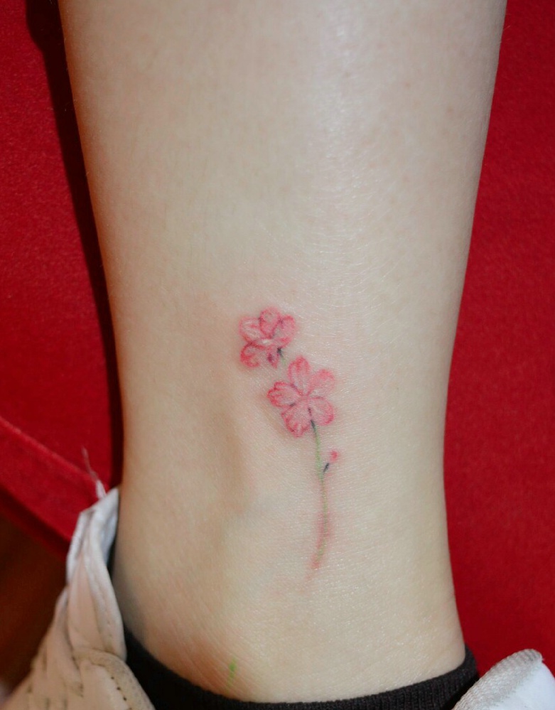 点击大图看下一张：皙白裸脚上的唯美小花朵纹身刺青