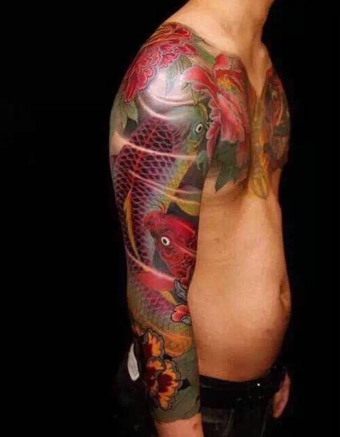 点击大图看下一张：炫酷无比的彩色半甲鲤鱼纹身刺青