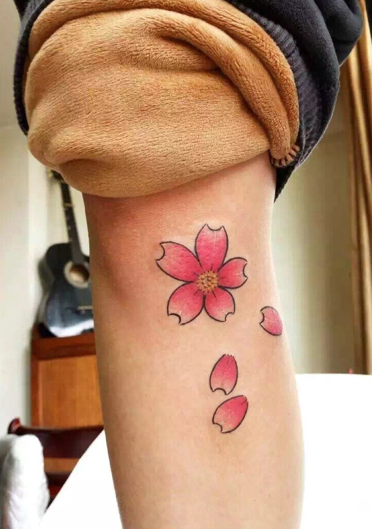 点击大图看下一张：膝盖下的唯美小清新樱花纹身刺青
