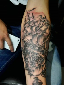 手臂黑白个性帆船纹身刺青