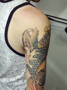 背心男士大臂帅气的鲤鱼纹身图片